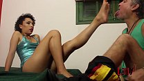 Шикарная бразильская брюнетка Мила Нади соблазняет Нижнего Лони своими ступнями в фильме Лони Фетишес, пристрастившимся к ступням
