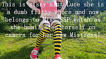Сисси домашняя рабыня Люси, принадлежащая мисс SSP, показывает свою задницу и клитор на улице, писает и унижает себя для своей новой Госпожи