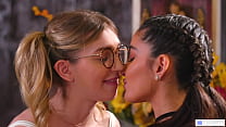 y. Ex amigas lesbianas confiesan sus sentimientos - Emily Willis, Mackenzie Moss