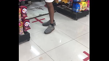 Mostrando la maleta en el supermercado (Full Video> Xvideos Red)