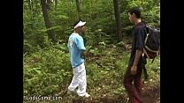 Ein einsamer, zwielichtiger Spaziergänger wird im Wald in den Arsch gefickt