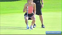La giovane sexy amatoriale Adria gioca a golf nuda e mostra il suo corpo sexy nudo