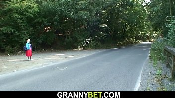 Abuelita haciendo autostop se utiliza en el coche