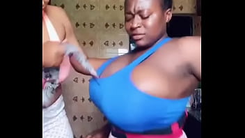 Garota de Gana usando seus peitos maiores para acender um gerador
