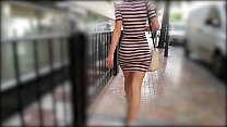 Горячая жена ходит в обтягивающем платье, покачивая сексуальной попкой