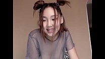 Adolescente asiática fofa experimentando anal na câmera