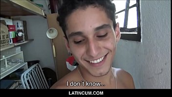 Garoto latino jovem fofo e heterossexual pago para foder seu chefe gay no site POV