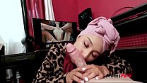 MILF-Stiefmutter im Hijab fickt - Cali Lee