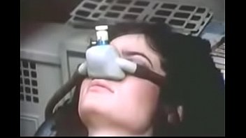 Médica morena lambe buceta peluda em um armário - thepornclinic.com