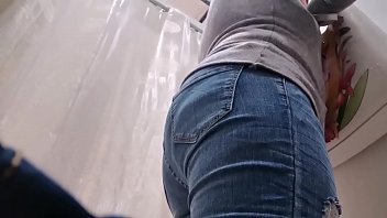 La tua porca mamma italiana prova jeans mentre indossa un butt plug nel culo