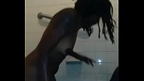 Ebony Freak se fait démolir dans la chanson de la douche faceetime par scandalous Grind sur YouTube