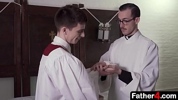 Quand le prêtre lui pénètre le cul et le baise fort que le garçon se rend compte que ses rêves sont devenus réalité