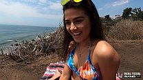 Real Teens - Une jeune fille latina chaude se fait baiser sur les falaises du sud de la Californie