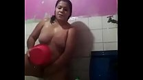 Danyela de Guatemala bañándose