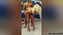 Doble penetración profunda en la gimnasta Lara Frost! Sexo anal en el baño