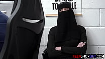 musulmana Delilah Day robó lencería pero fue arrestada por un policía del centro comercial