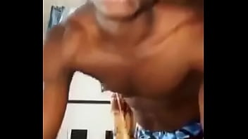 セクシーなナイジェリアのゲイの男は絶頂し、それをすべて食べる