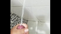 Cumming dans la douche partie 3