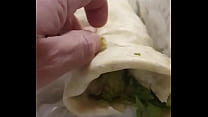 Sperma auf Essen - heißer Burrito