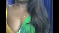 la modella sofia che parla tamil mostra le tette