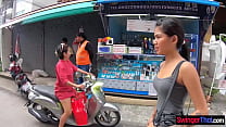 Миниатюрная азиатская тинка со своим бойфрендом в любительском видео на обед в любительском видео