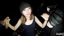 Adolescente asiatica finisce rapidamente il suo pompino pubblico prima del coprifuoco