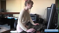 La sexy y traviesa rubia amateur Alana se masturba mientras juega videojuegos