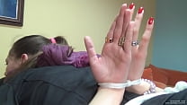 Mädchen in Knechtschaft mit ausgestreckten Handflächen gefesselt