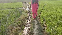 La cuñada de radhika está tragando abiertamente en el campo