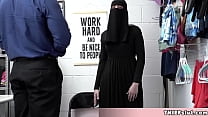 Une jolie fille musulmane a essayé de cacher des trucs volés sous ses vêtements