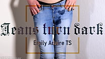 Трейлер: джинсы темнеют - трансвестит писает в штаны - джинсы намокают - транс-немец Эмили Адайр замачивает мокрые повседневные скинни