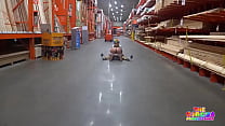 Clown se fait sucer la bite dans le Home Depot