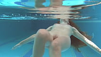 Irina Russaka se desnuda en la piscina