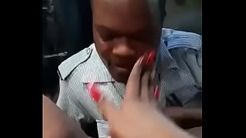 Policia jamaicana comiendo coño