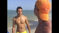Trío gay caliente follando en la playa