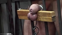 Tortura testicolare CBT con gogna testicolare legata nella gabbia frustata torturata nella cella tormento interrogatorio schiavo tormento