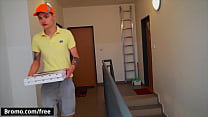 (Jamie Owens) Entrega a Pizza No Momento Exato (Jerom) e Está com tesão quer se masturbar - Bromo