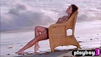 MILF latina Francesca Frigo posando desnuda al aire libre y expuesto cuerpo curvo perfecto
