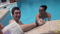 HUNT4K. Стройная брюнетка занимается сексом с незнакомцем у бассейна возле своего мужика
