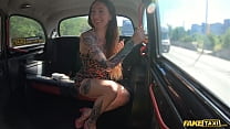 Taxi falso Tatuado seduce al taxista mostrando su cuerpo tatuado
