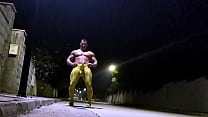 Homem musculoso de spandex se masturbando em uma rua pública