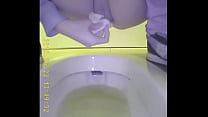 Asiatique jeune gars pipi dans toilettes 3