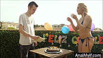 il figliastro riceve una sorpresa anale di compleanno dalla matrigna
