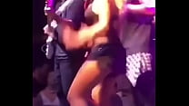 Anitta dancing on stage to the music "Popa da ass"