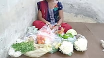 Девушка дези отругала покупателя овощей, продающего овощи