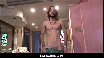 LatinCums.com - Un garçon latino blond aux cheveux longs se fait baiser pour de l'argent POV