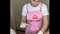 La padrona di depilazione più calda russa SugarNadya mostra come fare Deep Bikini Men Come depilare un pene