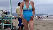 Latina mom on vacation at the beach, she shows off, gets turned on, masturbates and wants to fuck, wants to suck a cock