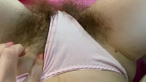 Bordure de l'orgasme rendant ma culotte humide avec du jus de chatte poilu buisson gros clitoris