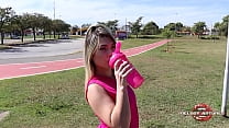 Rubia caliente se masturba en el parque después de empaparse de sudor !!